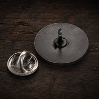 Vue arrière du Pin's du Chevalier Templier en cuivre avec attache sur bois ancien sombre.
