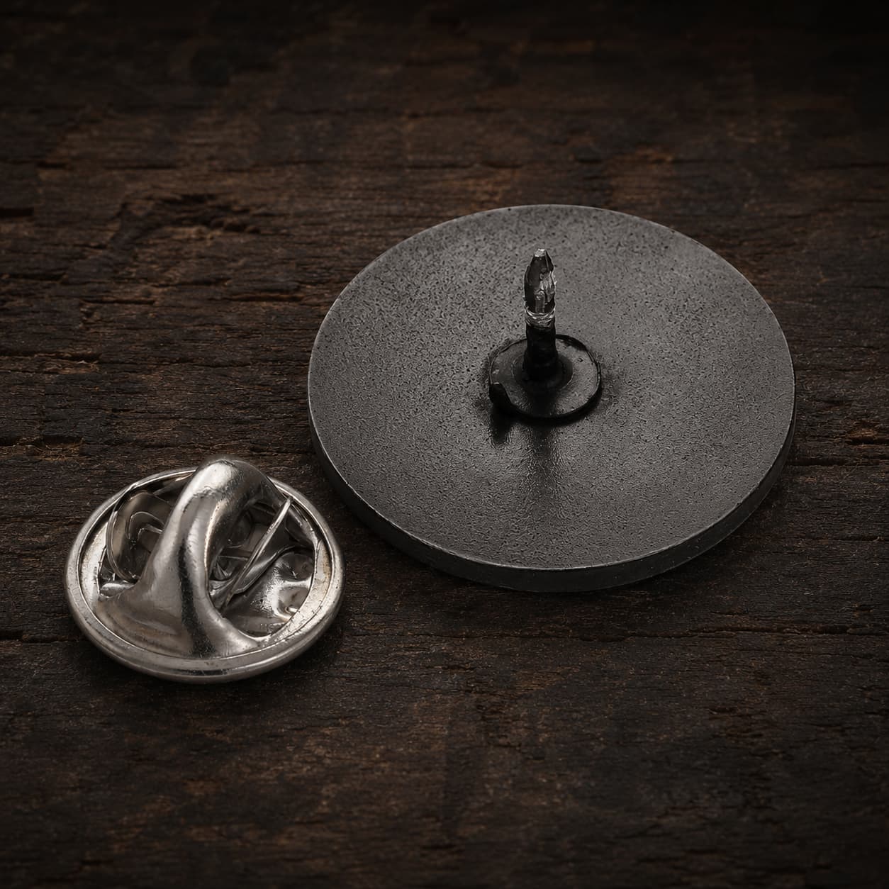 Vue arrière du Pin's du Chevalier Templier en cuivre avec attache sur bois ancien sombre.