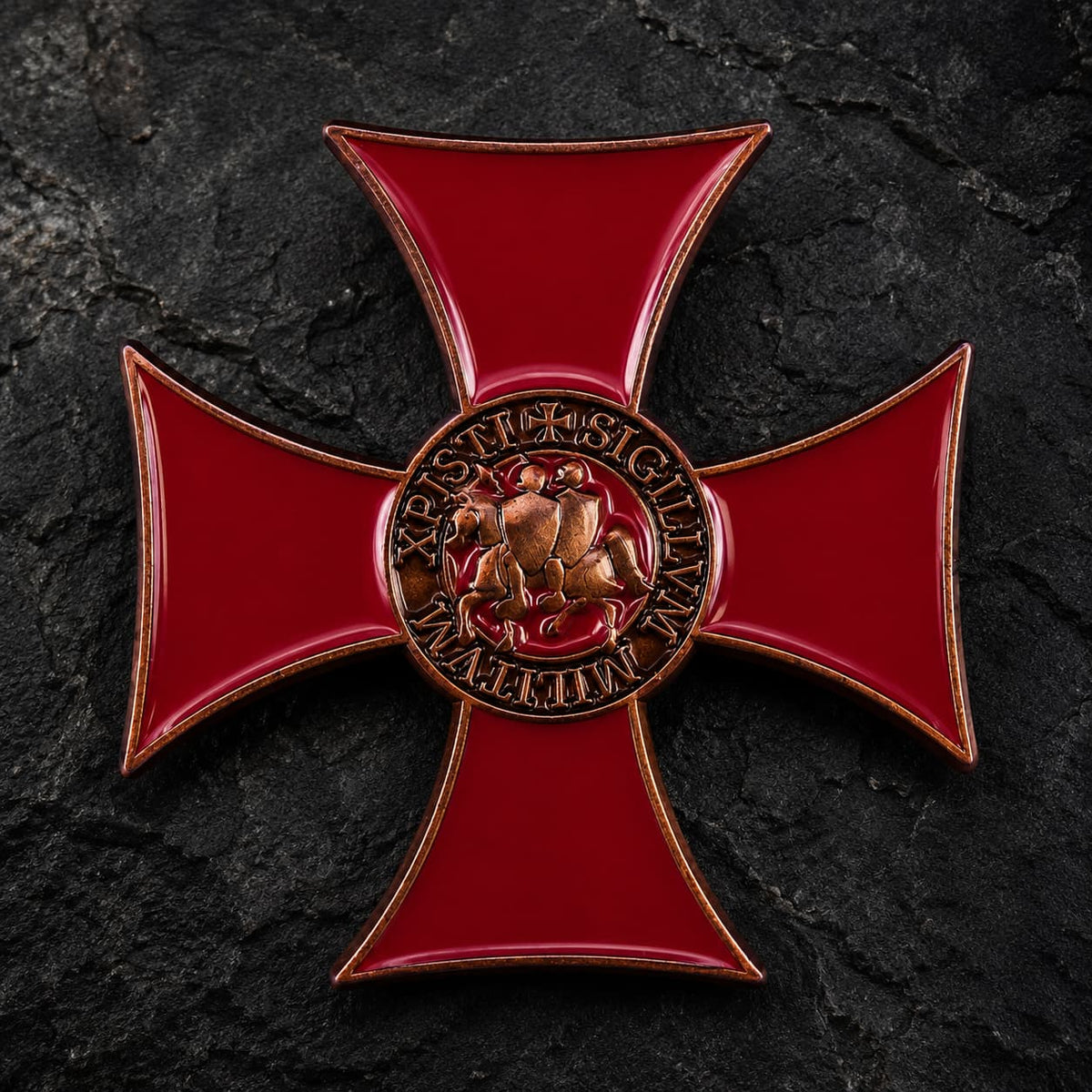 Pin's du Sceau Templier en cuivre rouge sur fond de pierre médiévale sombre.