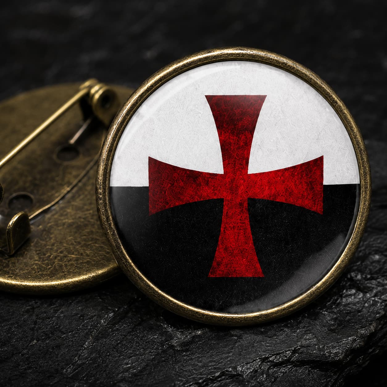 Gros plan du Pin’s de l’Ordre Templier en alliage métallique avec motif croix rouge.