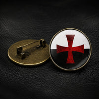 Pin’s de l’Ordre Templier en alliage métallique avec croix rouge sur fond cuir noir.