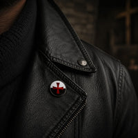 Pin’s de l’Ordre Templier en alliage métallique porté sur une veste en cuir noir.