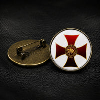 Variante du Pin’s de l’Ordre Templier en alliage métallique avec croix rouge et médaillon sur fond pierre sombre.