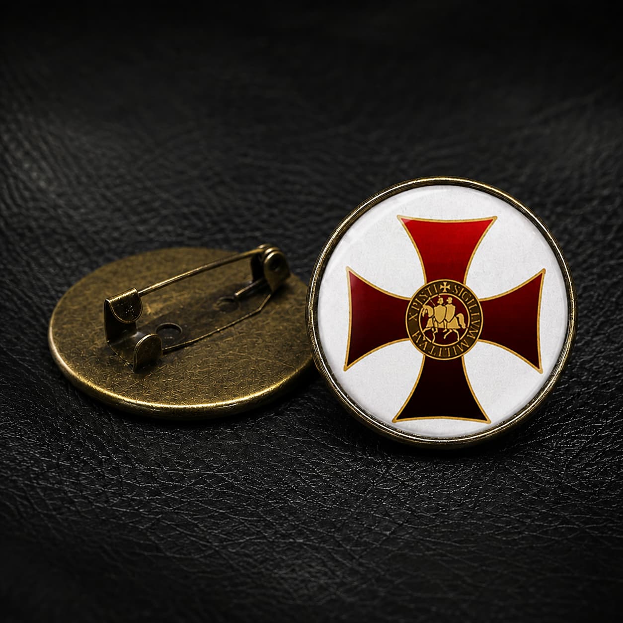 Variante du Pin’s de l’Ordre Templier en alliage métallique avec croix rouge et médaillon sur fond pierre sombre.