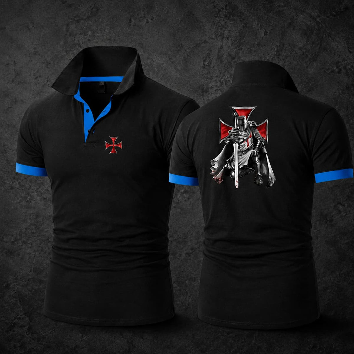 Polo Commanderie du Temple en polyester noir avec col bleu, croix templière sur la poitrine et chevalier au dos sur fond pierre sombre.
