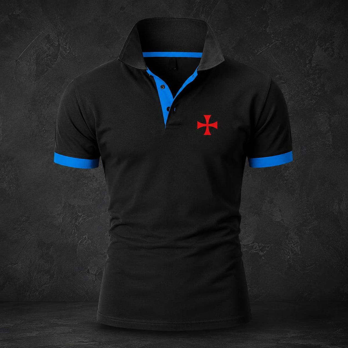 Polo Commanderie du Temple en polyester noir avec détails bleus et croix templière rouge sur fond ardoise sombre.