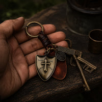 Porte-clé de l'Aventurier Croisé en alliage métallique et simili cuir posé sur bois usé dans une ambiance médiévale sobre.