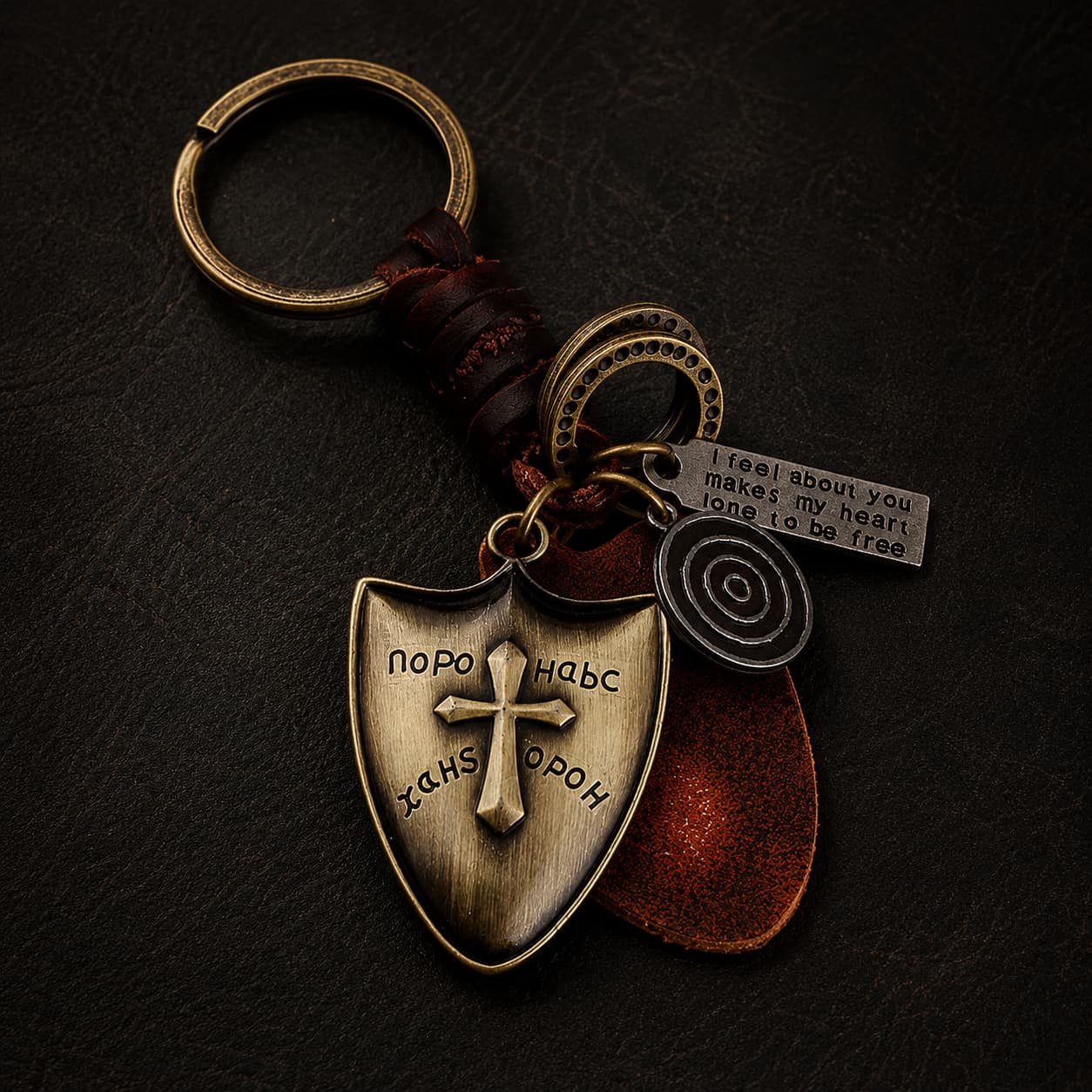Porte-clé de l'Aventurier Croisé en alliage métallique et simili cuir présenté sur cuir sombre dans un style médiéval premium.