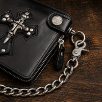 Détail de la chaîne, du mousqueton et de la fermeture zippée du Portefeuille Croix du Temple en cuir noir.