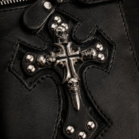 Gros plan du Portefeuille Croix du Temple en cuir noir avec croix métallique, crânes et rivets en acier inoxydable.