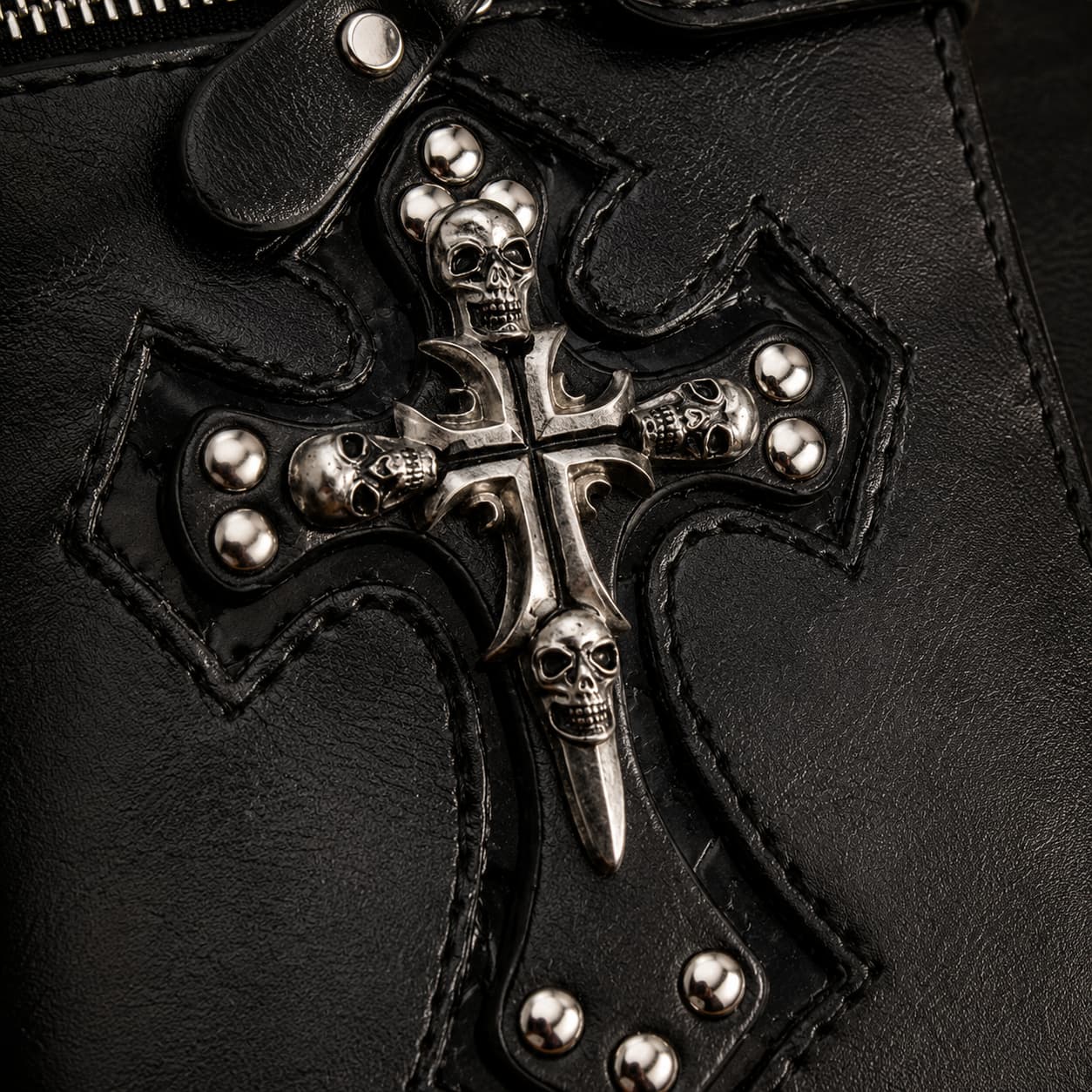 Gros plan du Portefeuille Croix du Temple en cuir noir avec croix métallique, crânes et rivets en acier inoxydable.
