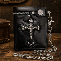 Portefeuille Croix du Temple en cuir noir et acier inoxydable avec croix crâne et chaîne sur bois ancien.