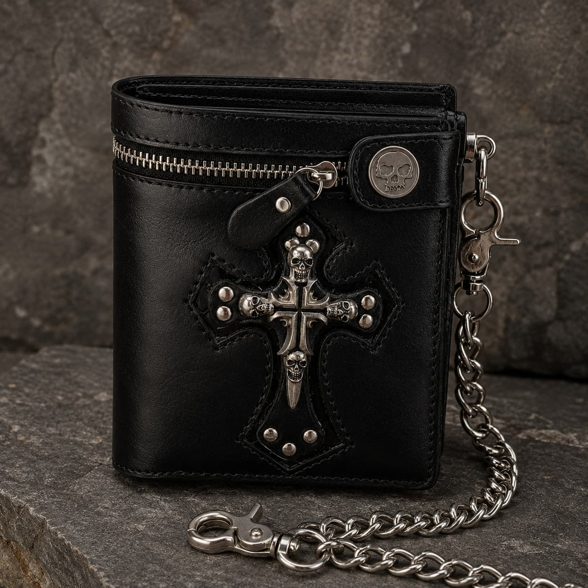 Portefeuille Croix du Temple en cuir noir et acier inoxydable vu en angle avec fermeture zippée et chaîne métallique.