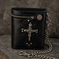 Portefeuille Croix du Temple en cuir noir et acier inoxydable vu en angle avec fermeture zippée et chaîne métallique.