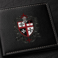 Gros plan du Portefeuille de l'Ordre du Temple en similicuir noir avec blason templier et texture effet cuir.