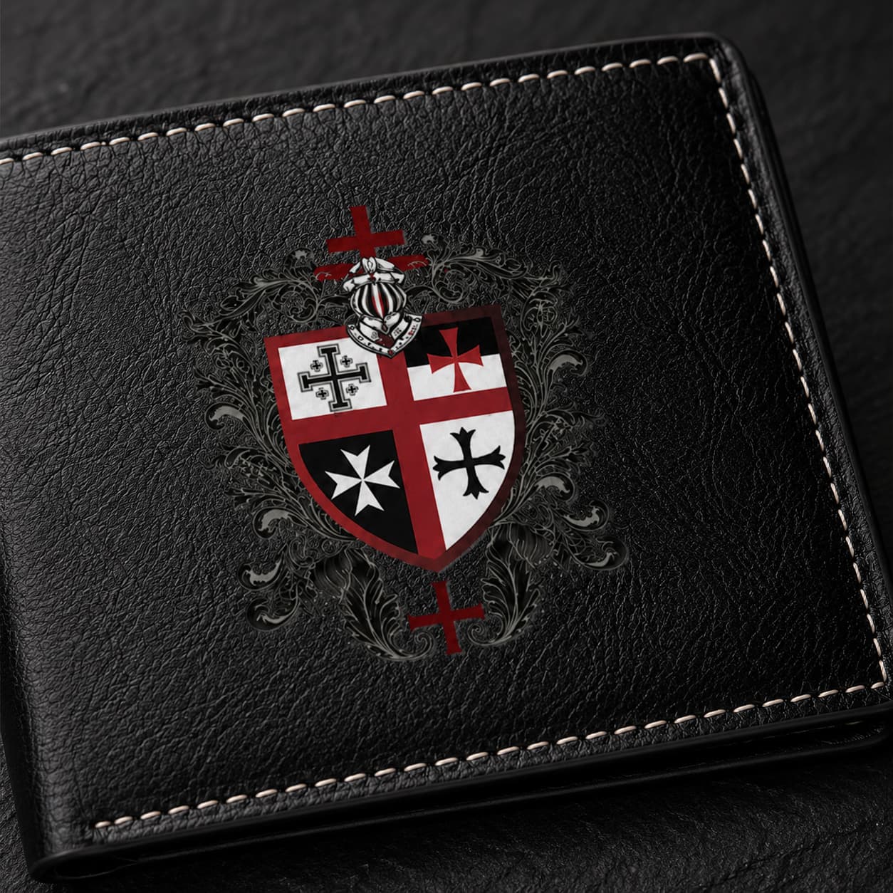 Gros plan du Portefeuille de l'Ordre du Temple en similicuir noir avec blason templier et texture effet cuir.