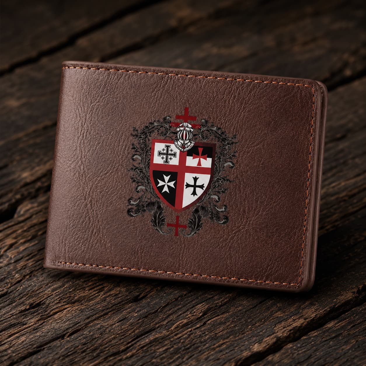 Variante marron du Portefeuille de l'Ordre du Temple en similicuir haute qualité avec blason templier sur bois ancien.