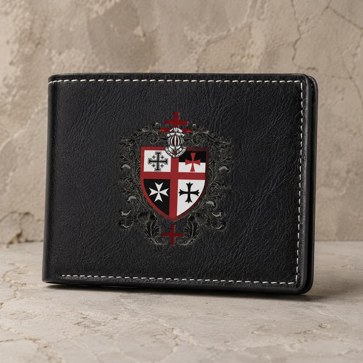 Portefeuille de l'Ordre du Temple en similicuir noir haute qualité avec blason templier sur fond pierre claire.