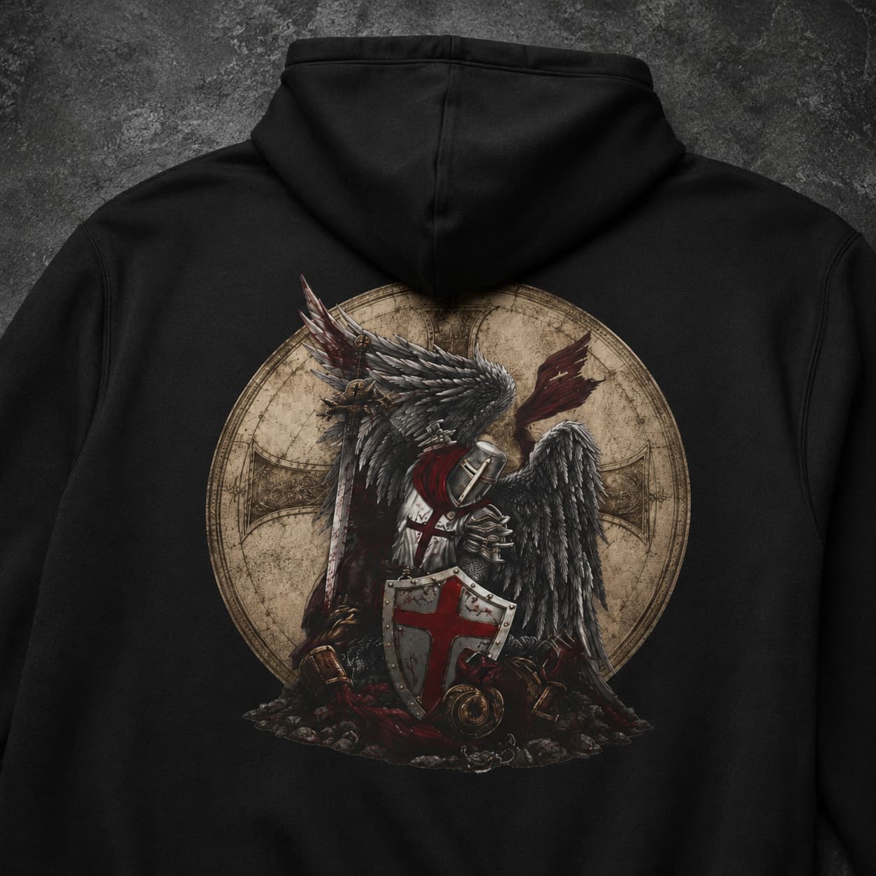 Gros plan du motif archange templier au dos du pull à capuche Ange Gardien du Temple noir.
