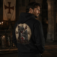 Pull à capuche Ange Gardien du Temple porté par un homme avec grand motif archange templier dans le dos.