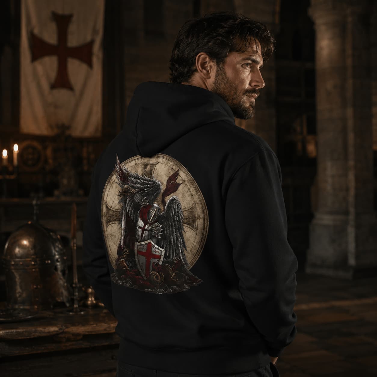 Pull à capuche Ange Gardien du Temple porté par un homme avec grand motif archange templier dans le dos.