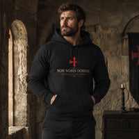 Pull à capuche Ange Gardien du Temple noir porté par un homme avec citation Non Nobis Domine sur le devant.