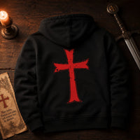 Pull à Capuche Armure du Chevalier présenté sur table en bois ancien dans une ambiance médiévale.