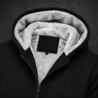 Détail de la capuche avec doublure douce du Pull à Capuche Armure du Chevalier noir.