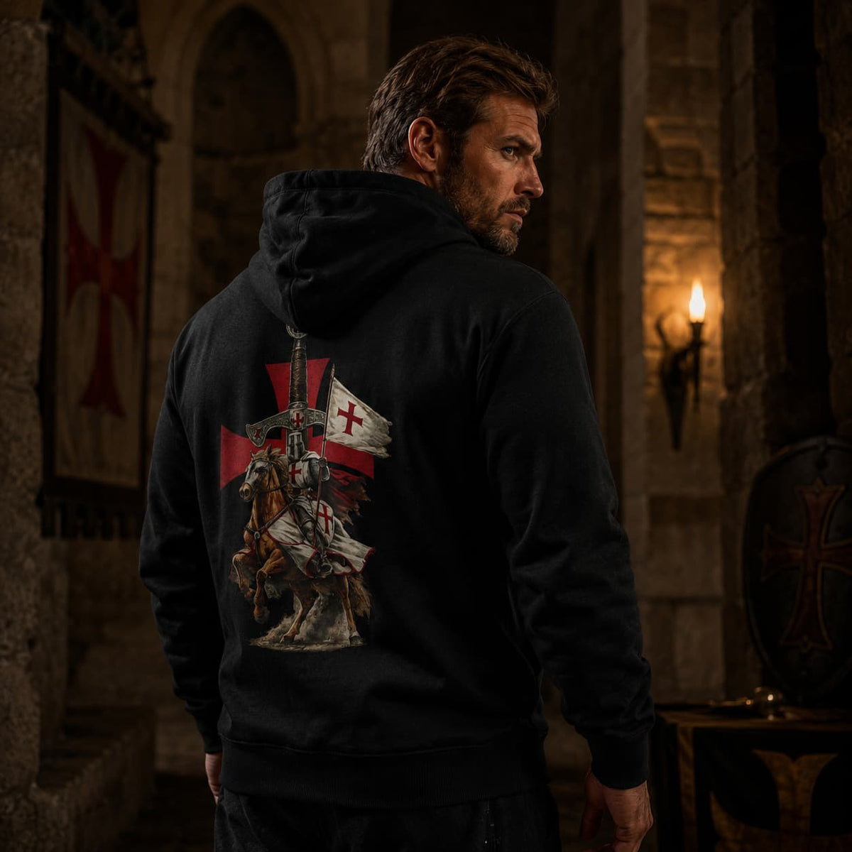Homme portant le Pull à Capuche Fierté du Temple noir de dos avec motif chevalier templier.