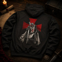 Pull à Capuche Serment du Templier noir présenté de dos sur table en bois avec décor médiéval.
