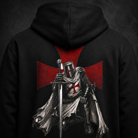Gros plan du motif dos du Pull à Capuche Serment du Templier avec chevalier en armure et croix rouge.