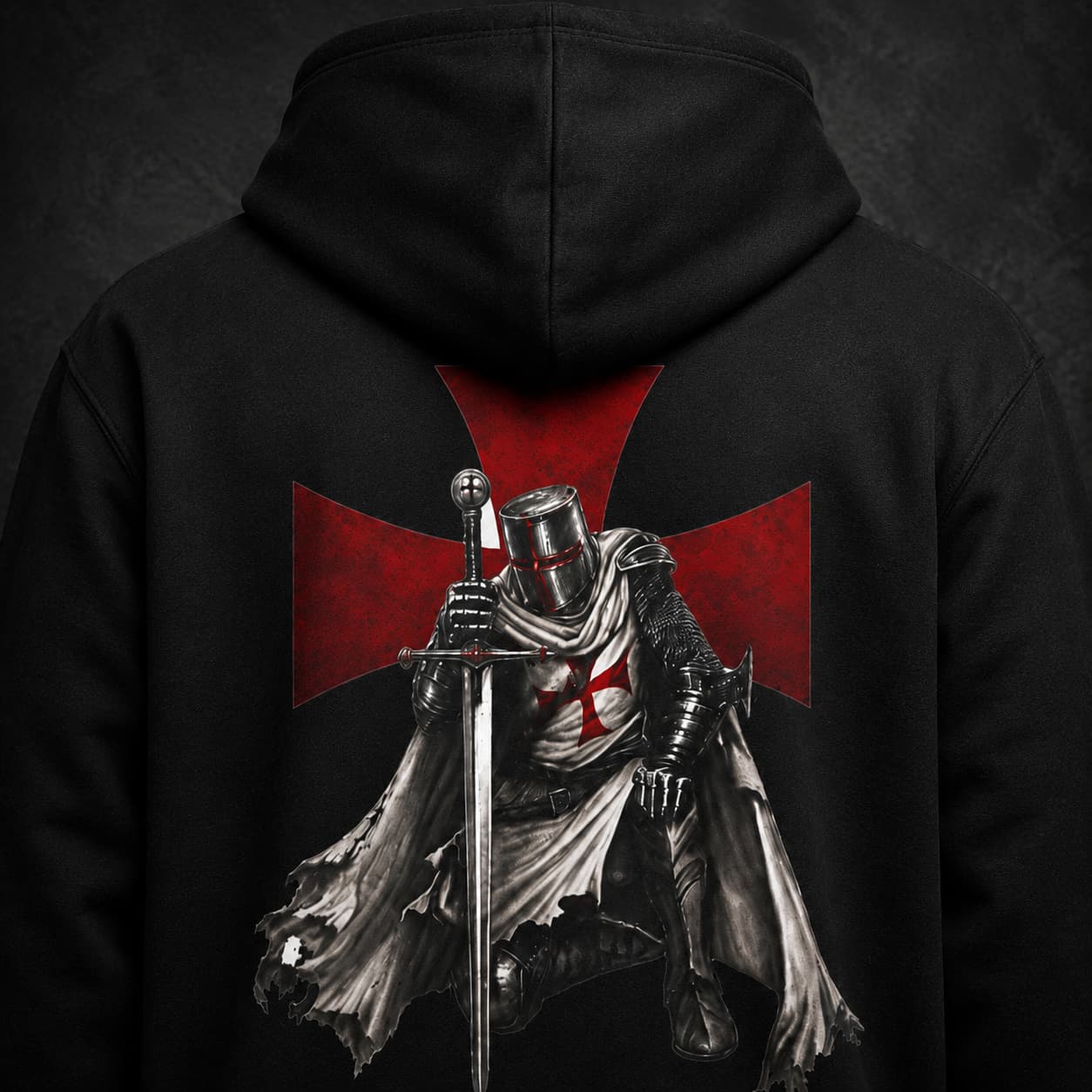 Gros plan du motif dos du Pull à Capuche Serment du Templier avec chevalier en armure et croix rouge.
