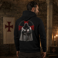Pull à capuche Gardien du Serment porté par un homme avec grand motif templier visible au dos.