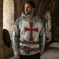 Pull à Capuche du Seigneur Templier porté par un homme dans un décor médiéval, avec armure croisée et grande croix rouge