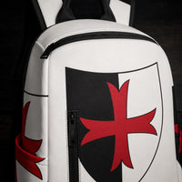 Gros plan du Sac à dos Sceau Templier en polyester montrant le blason, la fermeture et la texture du tissu.