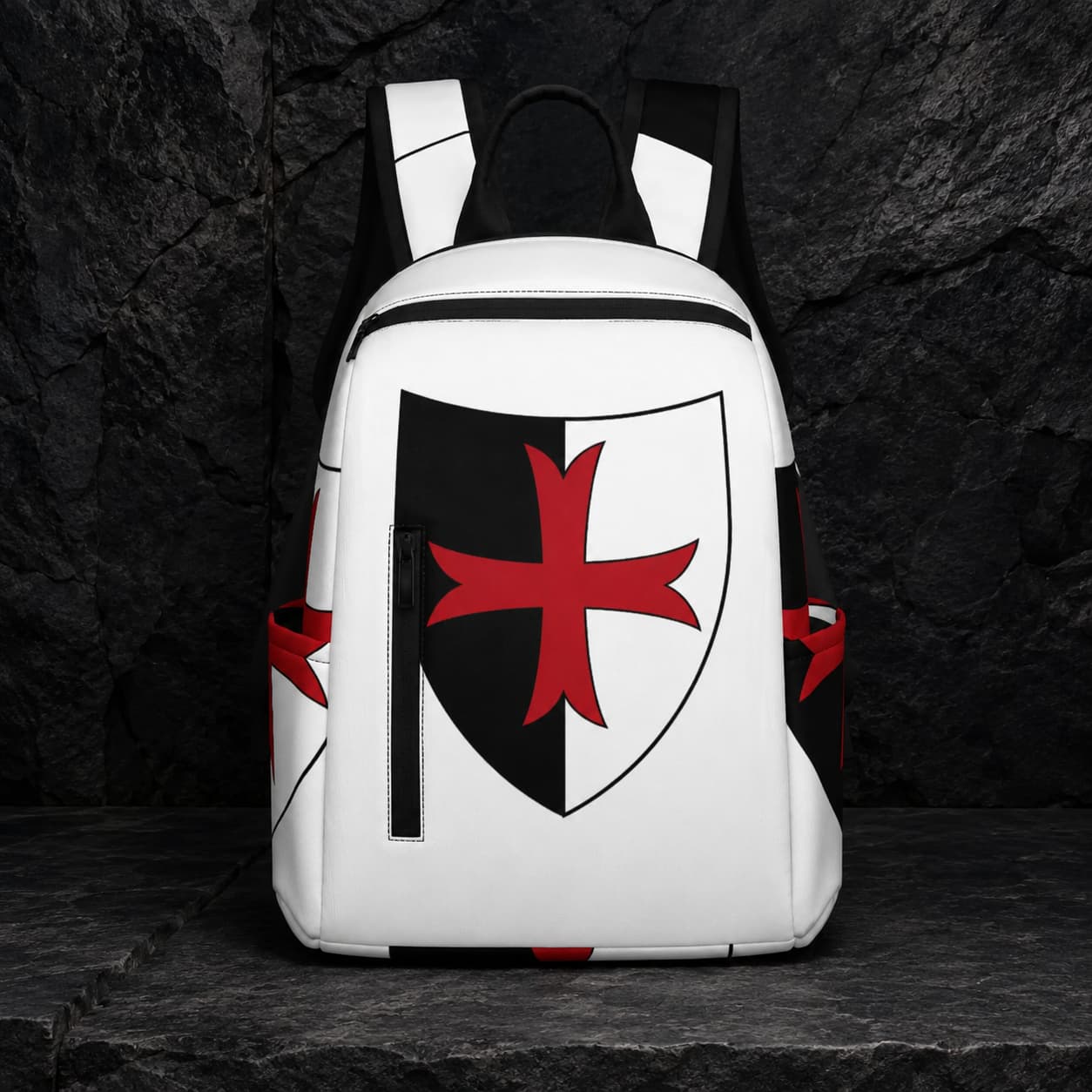 Sac à dos Sceau Templier en polyester avec blason croisé rouge sur fond de pierre sombre.