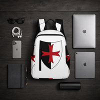 Sac à dos Sceau Templier en polyester présenté avec accessoires de rangement sur fond sombre.