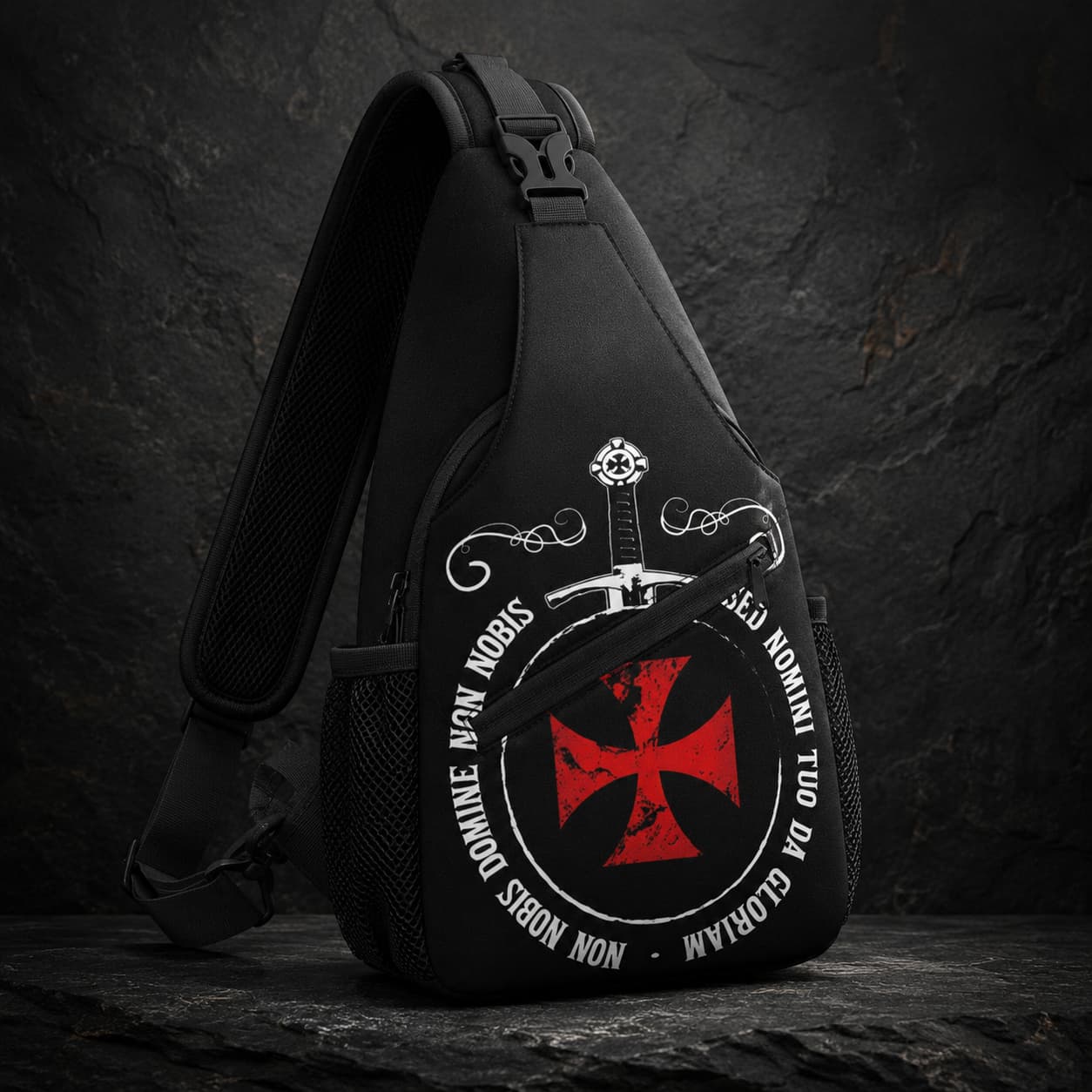 Sac à bandoulière Non Nobis en polyester noir avec croix rouge templière, épée blanche et motif circulaire sur pierre sombre.