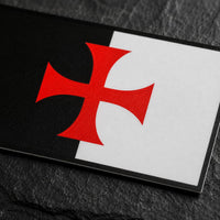Gros plan sur la croix rouge et la finition vinyle du Sticker Bannière du Temple.