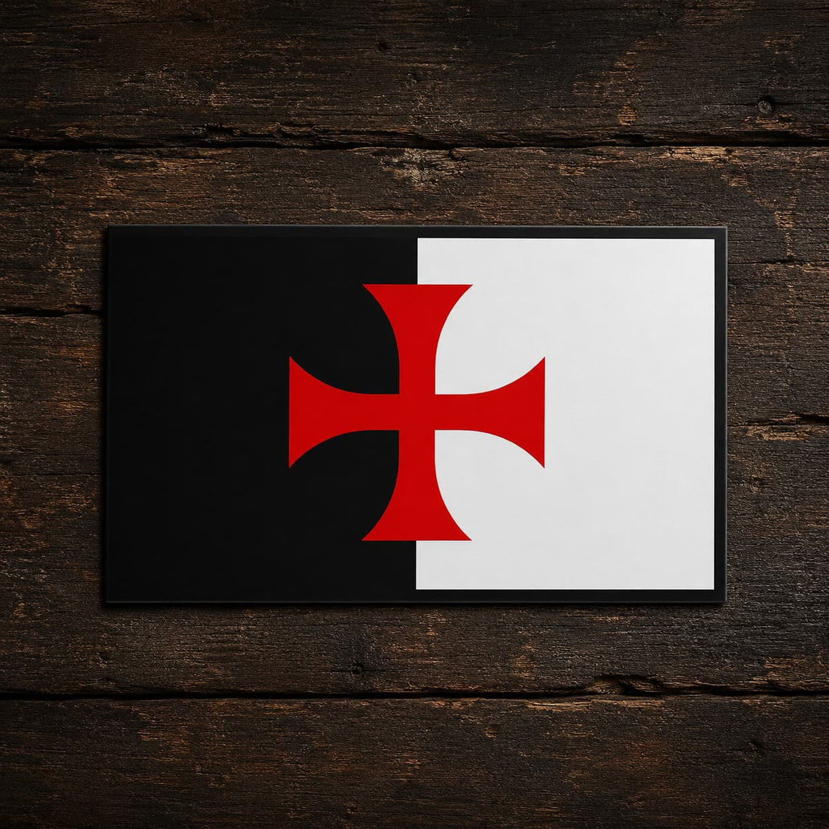 Sticker Bannière du Temple en vinyle avec croix rouge sur fond de bois ancien sombre.