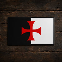 Sticker Bannière du Temple en vinyle avec croix rouge sur fond de bois ancien sombre.