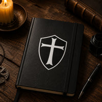 Sticker du Chevalier Templier en vinyle résistant appliqué sur un carnet en cuir noir dans une ambiance médiévale sobre.