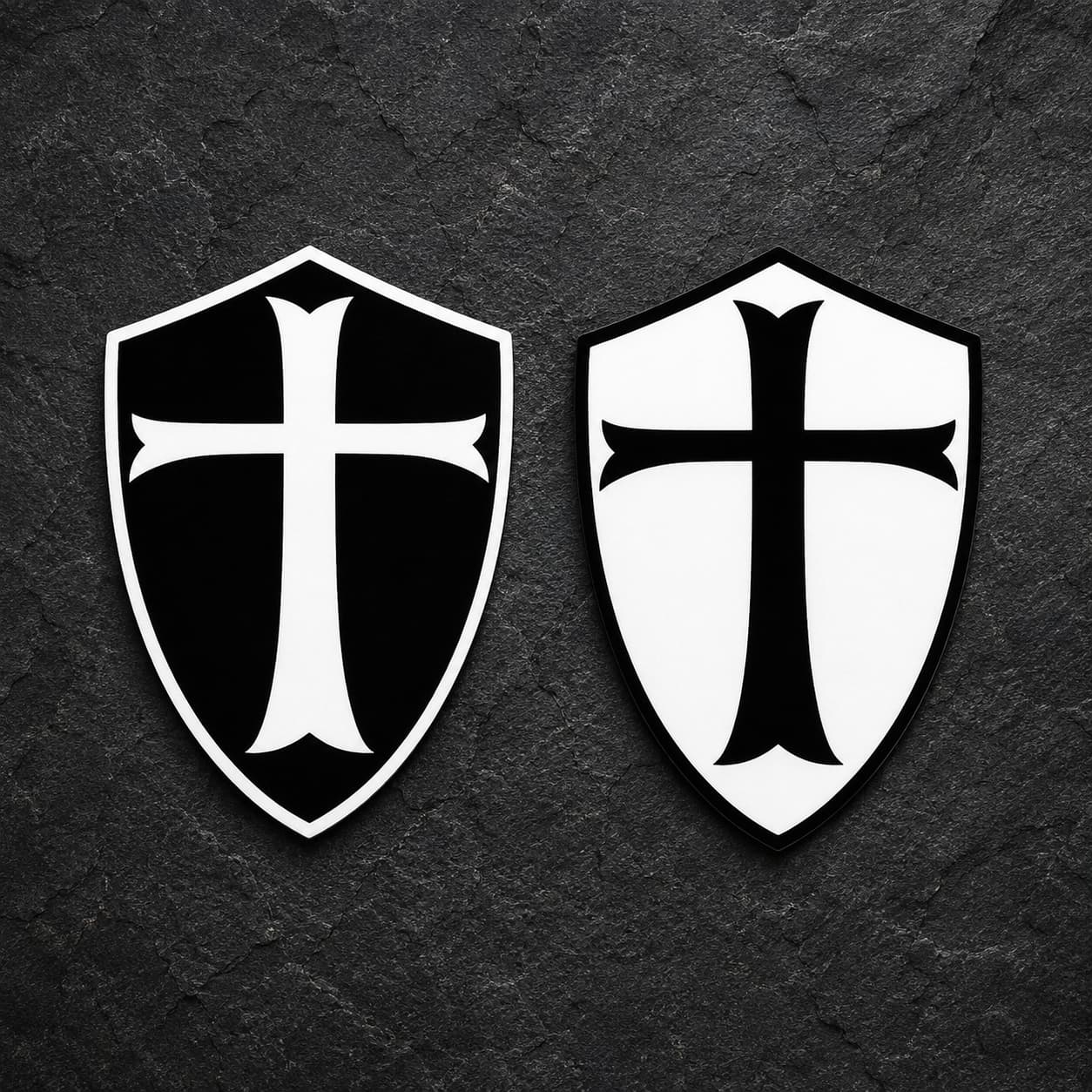 Deux variantes du Sticker du Chevalier Templier en vinyle résistant posées sur ardoise sombre, avec boucliers noir et blanc.