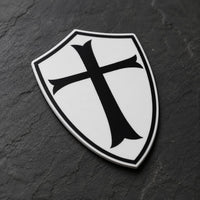 Sticker du Chevalier Templier en vinyle résistant en vue inclinée sur ardoise sombre, avec découpe et finition vinyle visibles.