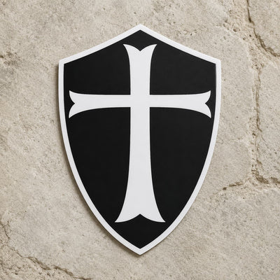 Sticker du Chevalier Templier en vinyle résistant présenté de face sur pierre claire, avec bouclier noir et croix blanche.