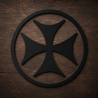 Sticker Croix de Malte en vinyle noir sur fond en bois ancien sombre.