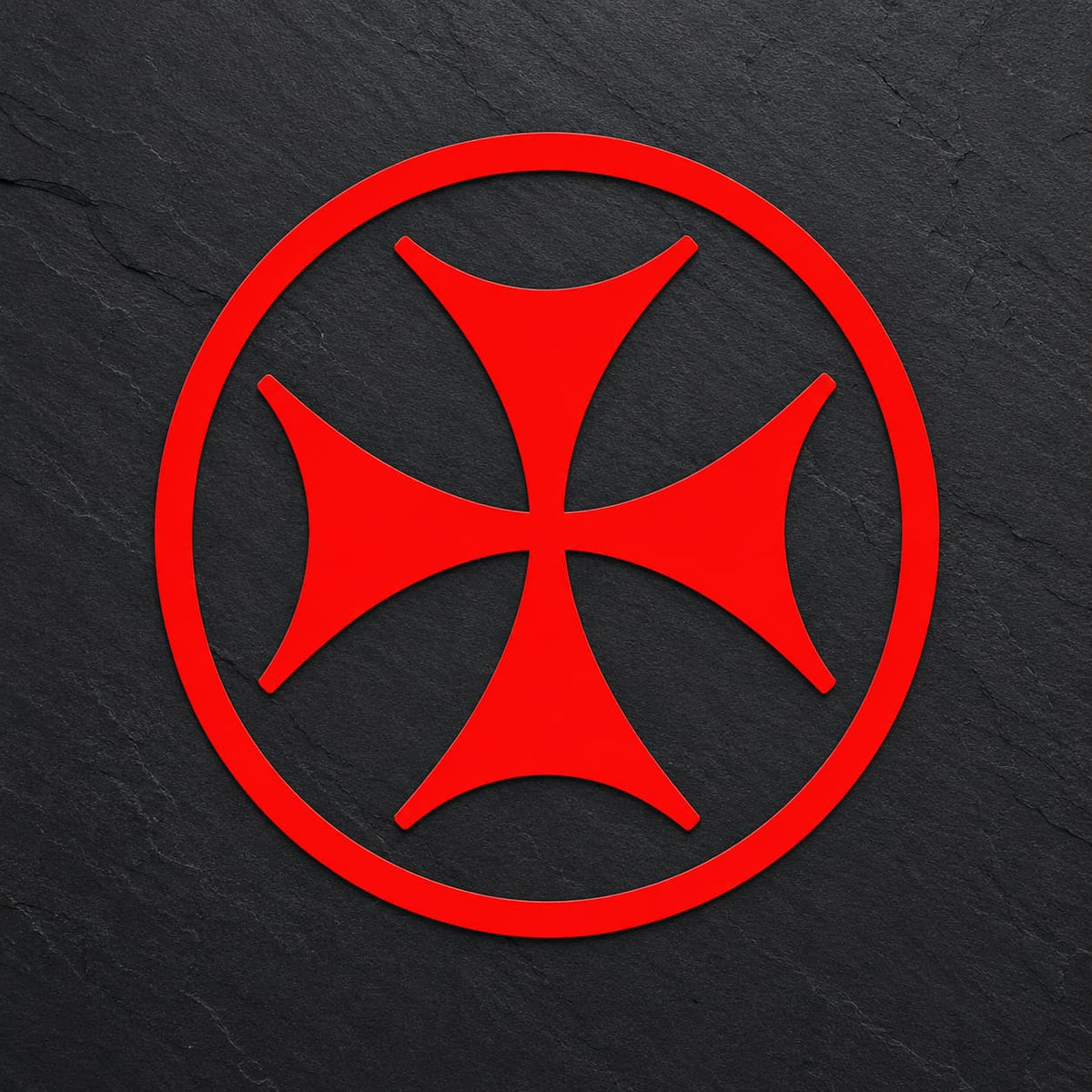 Sticker Croix de Malte en vinyle rouge sur fond ardoise sombre.