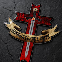 Gros plan du Sticker du Gardien de la Foi en vinyle adhésif avec croix rouge, épée centrale et bannière sur fond ardoise sombre.