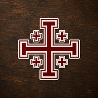 Sticker de l’Ordre de Saint Sépulcre en vinyle adhésif avec croix de Jérusalem rouge sur bois ancien sombre.