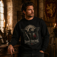 Homme portant le Sweat Saint Michel du Temple noir en 80 % coton et 20 % polyester